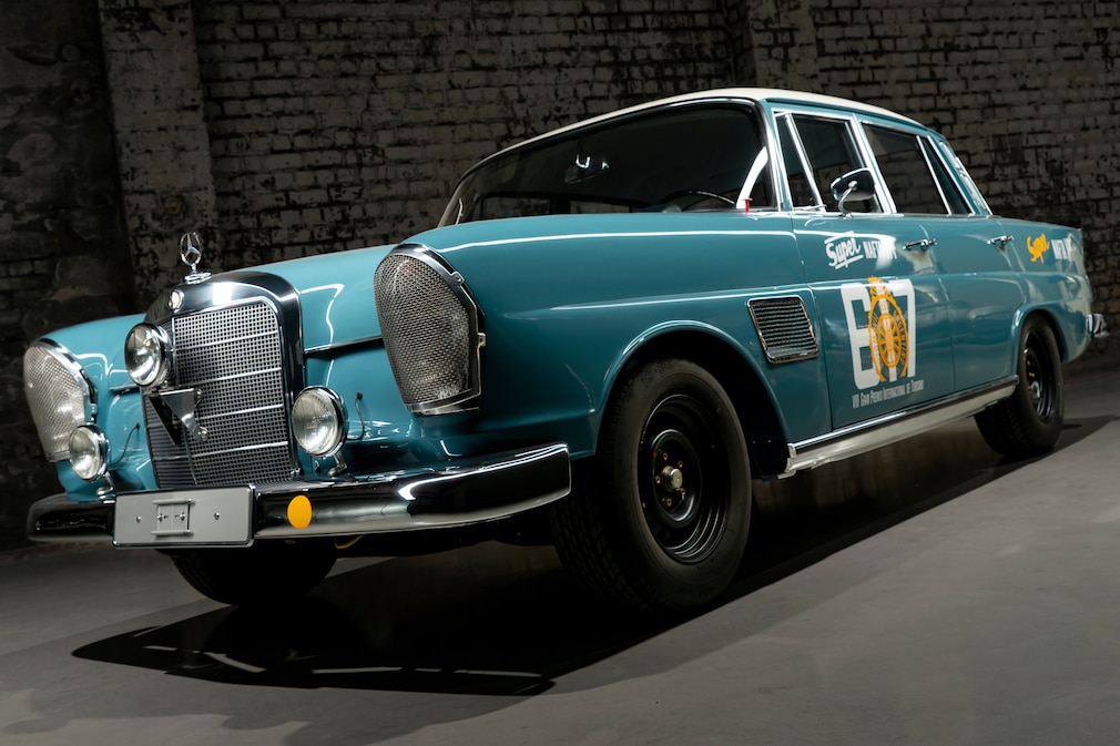 Mercedes 300 SE "Rennflosse" stehend schräg von vorn