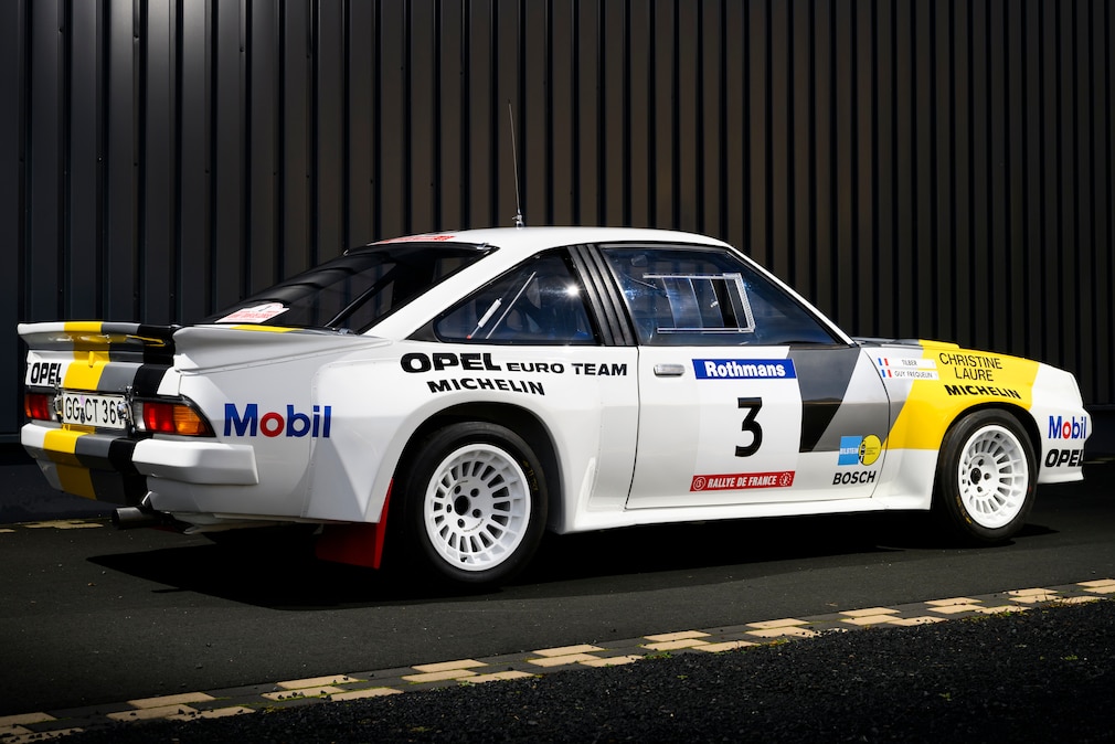 Opel Manta 400 Gruppe B stehend schräg von hinten