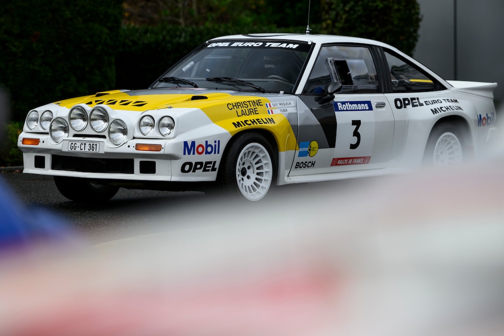Opel Manta 400 Gruppe B stehend schräg von vorn