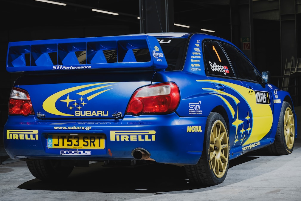 Subaru Impreza WRC stehend schräg von hinten