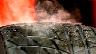 Reifen qualmt - Autoreifen