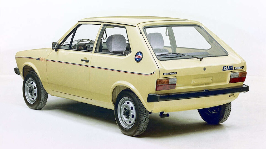 Studiofoto: VW Jeans Polo stehend schräg von hinten