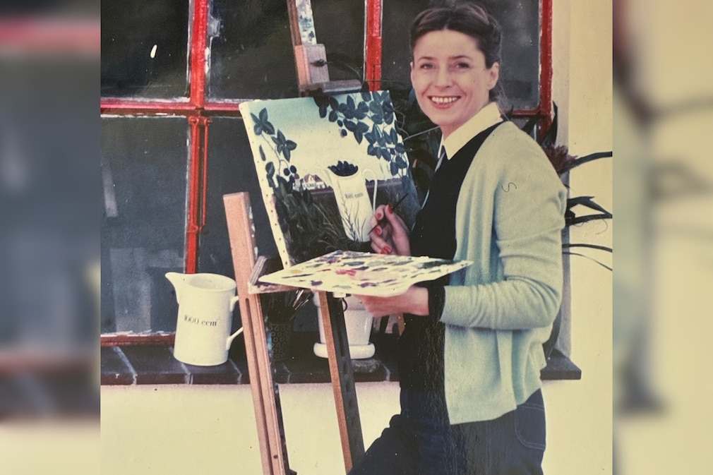 historisches Farbfoto: Gunhild Liljequist in jungen Jahren als Malerin an der Staffelei