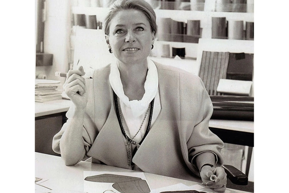 historisches Schwarzweißfoto: Gunhild Liljequist am Schreibtsch