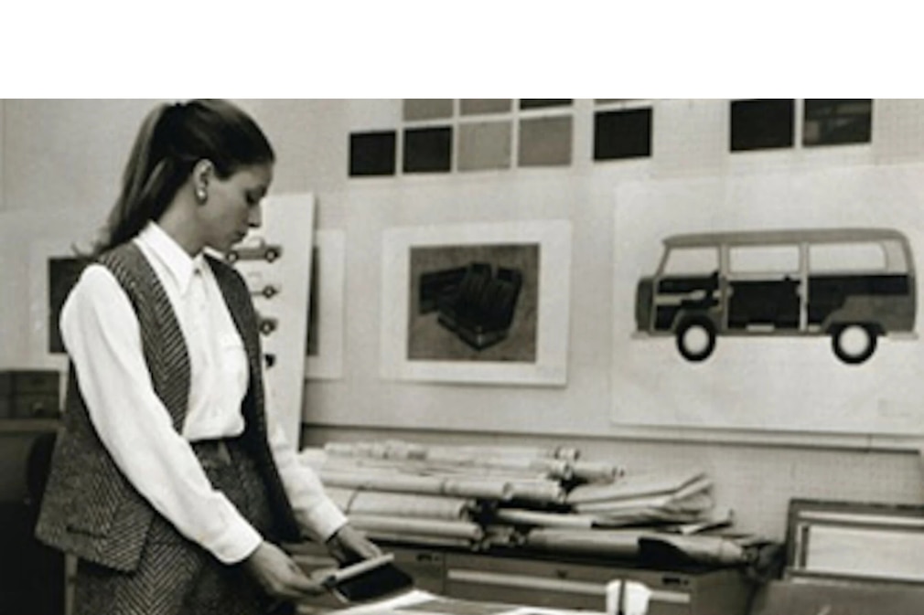 historisches Schwarzweißfoto: Gunhild Liljequist im Designstudio, an der Wand eine Schnittzeichnung vom VW T2