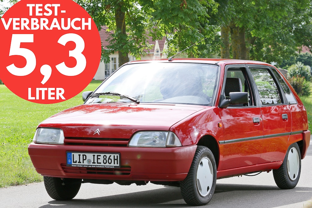 Citroën AX stehend schräg von vorn