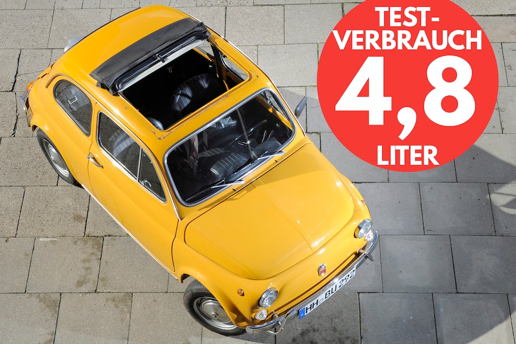 Fiat Nuova 500 (Fiat 500 als Oldtimer) von schräg oben