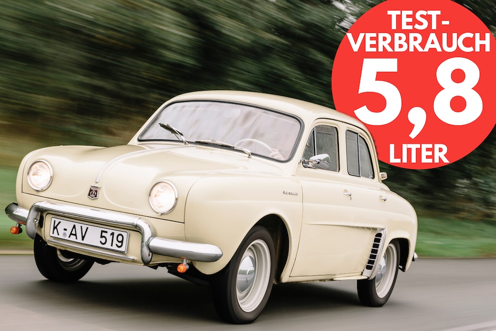 Renault Dauphine fahrend schräg von vorn