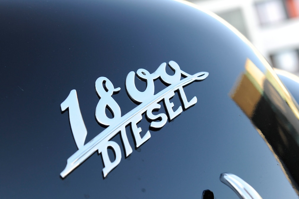 Typenlogo "1800 Diesel" am Heck des Borgward Hansa 1800 Diesel
