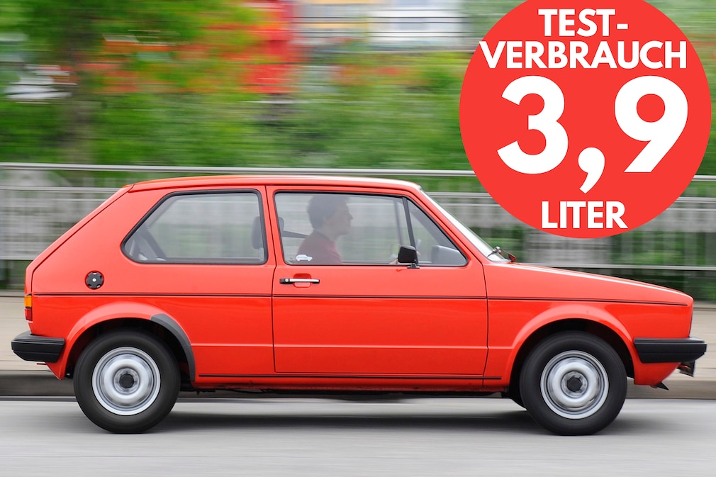 VW Golf Mk1 fahrend von der Seite