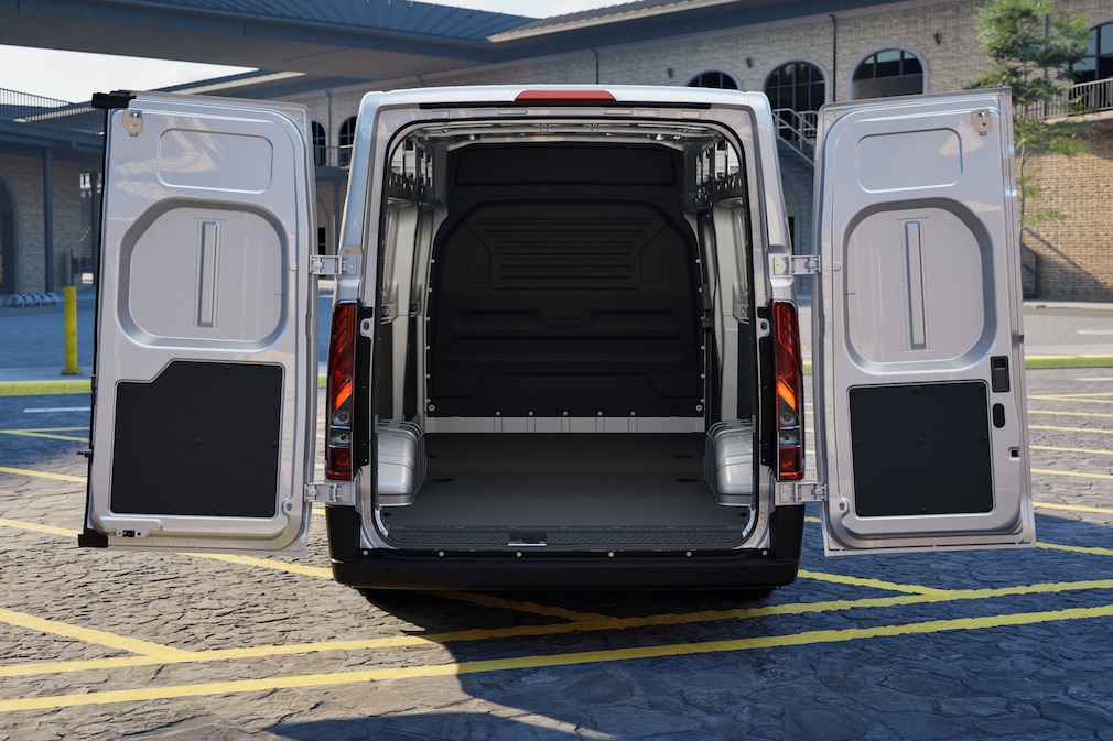 Offener Laderaum eines Ford Transit City mit weit geöffneten Hecktüren auf einem Parkplatz.