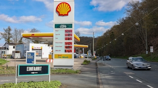 Bei einigen JET-Tankstellen wird der Ladestrompreis an der Preistafel angezeigt