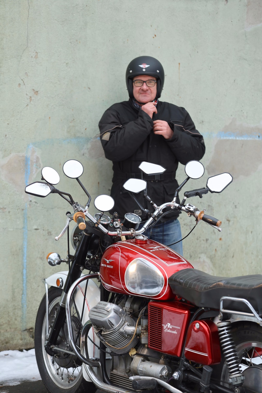 Aufmacherbild Motorradspiegel-Test: Alle Testspiegel am Motorradlenker befestigt, Tester im Hintergrund.