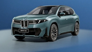 Blauer BMW iX3 in der Langversion für China auf einem Parkdeck in der Stadt.