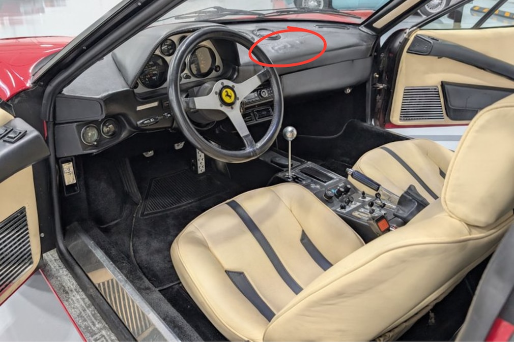 Cockpit eines Ferrari 308 GTS. Von AUTO BILD eingekreist: aufgequollener Bereich am Armaturenbrett