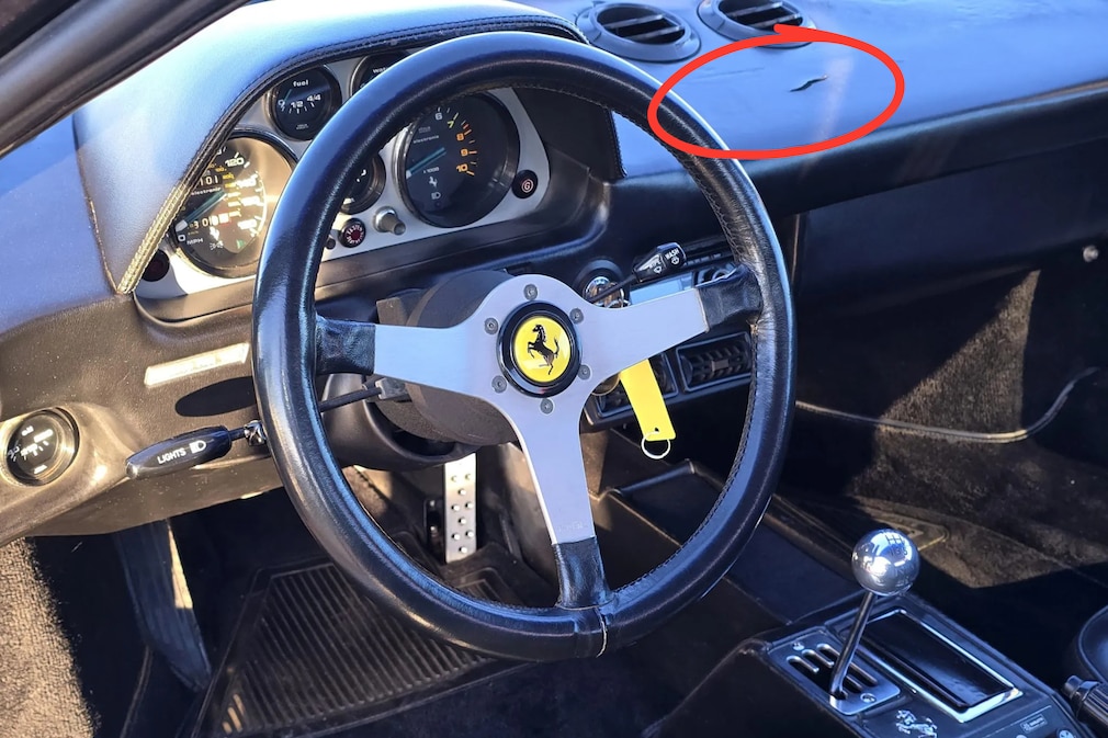 Cockpit eines Ferrari 308 GTS. Von AUTO BILD eingekreist: gerissener Bereich am Armaturenbrett