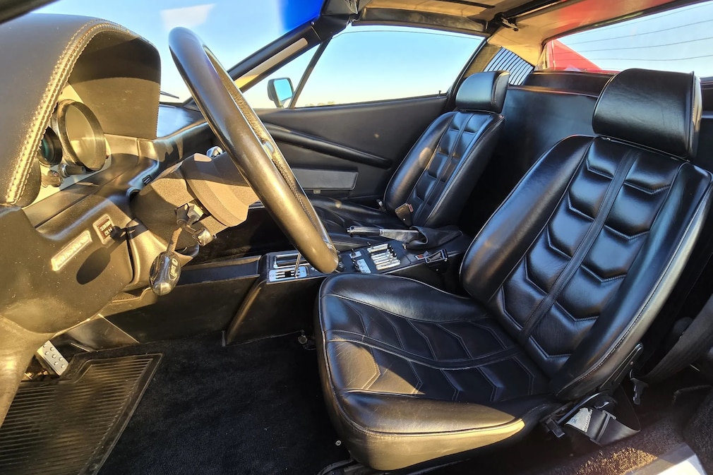 Ferrari 308 GTS: Schwarz bezogene Sitze im Inserat auf bringatrailer.com.