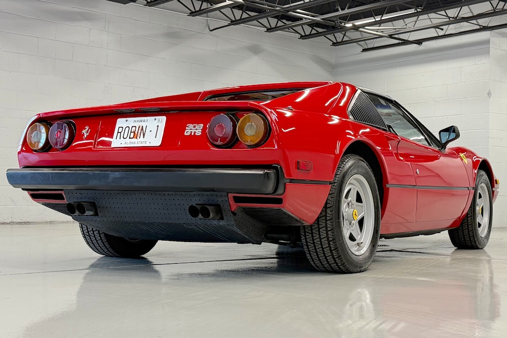 Ferrari 308 GTS stehend schräg von hinten, tiefe Perspektive