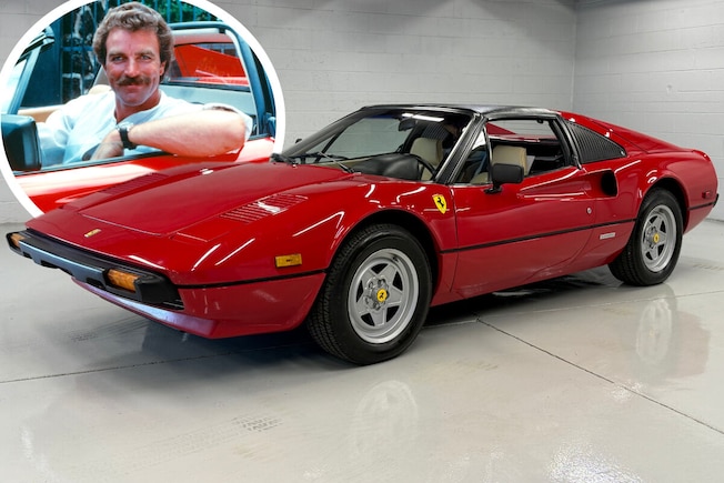 Ferrari 308 GTS stehend schräg von vorn und Foto von Tom Selleck am Steuer