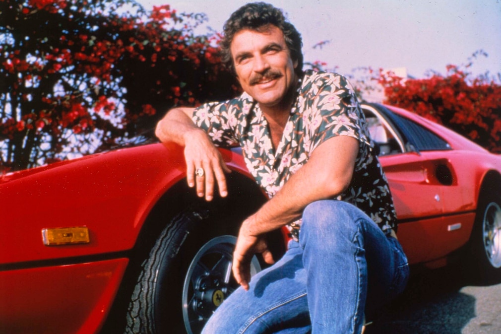historisches Farbfoto: Tom Selleck als Magnum am Ferrari 308 GTS