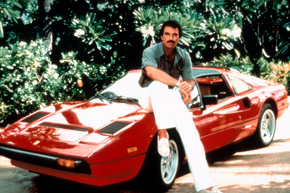 historisches Farbfoto: Tom Selleck als Magnum am Ferrari 308 GTS