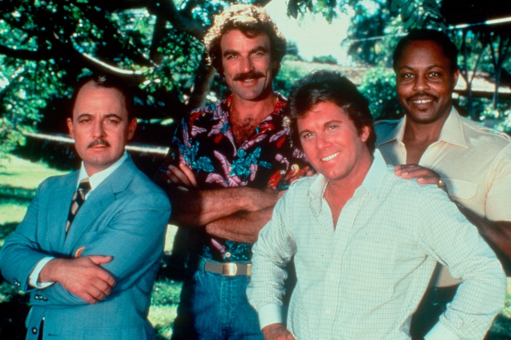 historisches Farbfoto mit vier Schauspielern aus der Serie "Magnum, P.I."