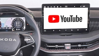 Youtube Logo auf dem Infotainment-Bildschirm des Skoda Superb.