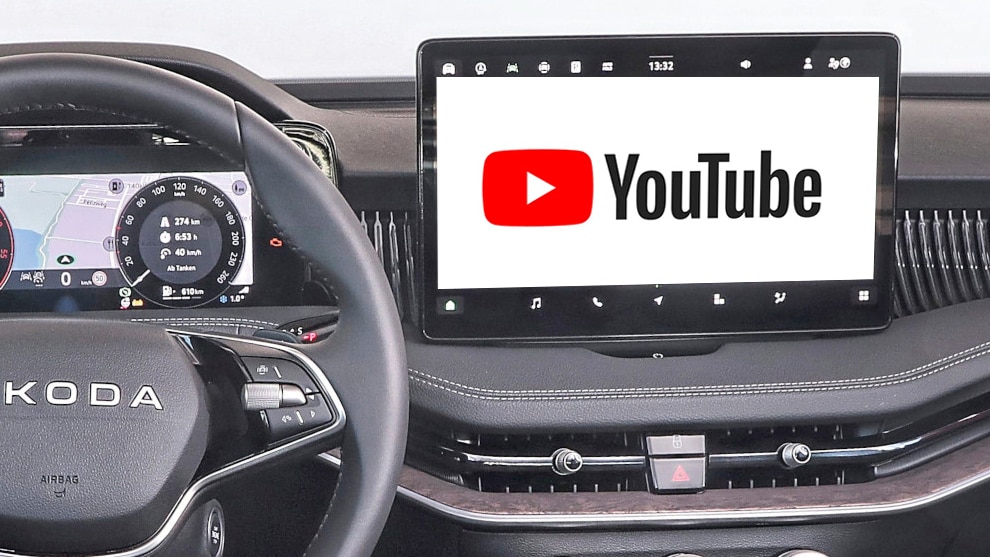Youtube Logo auf dem Infotainment-Bildschirm des Skoda Superb.