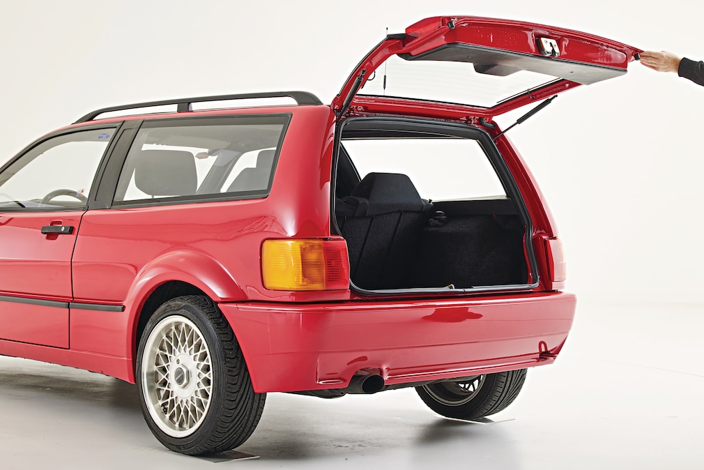 Studiofoto: MAG Magnum (VW Corrado Shooting Brake) schräg von hinten mit offener Heckklappe