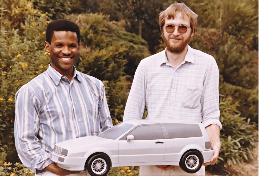 historisches Farbfoto: zwei Studenten mit einem 1:5-Modell des MAG Magnum