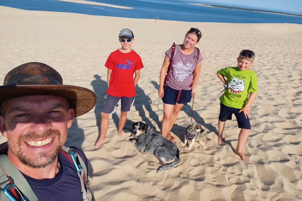 Frisos Lagerfeuer: Hunde auf dem Campingplatz