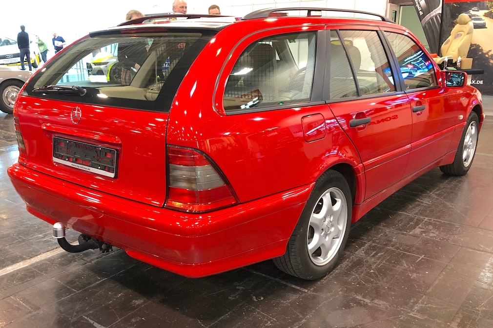 Mercedes C-Klasse C 220 CDI T-Modell (S 202) von schräg hinten