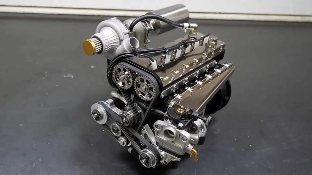 Miniaturmodell eines 2JZ-Motors