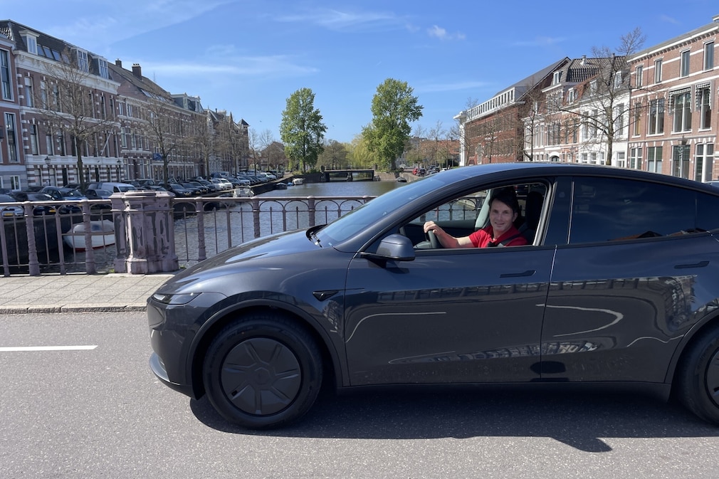 Tesla Model Y in Amsterdam teilautonom unterwegs.
