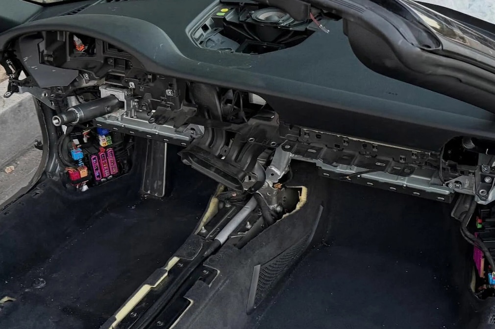 Porsche 911 von Dieben ausgeschlachtet