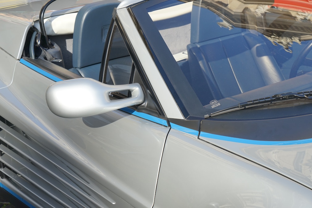 Detail des Ferrari Testarossa Spider rund um den Beifahrer-Außenspiegel