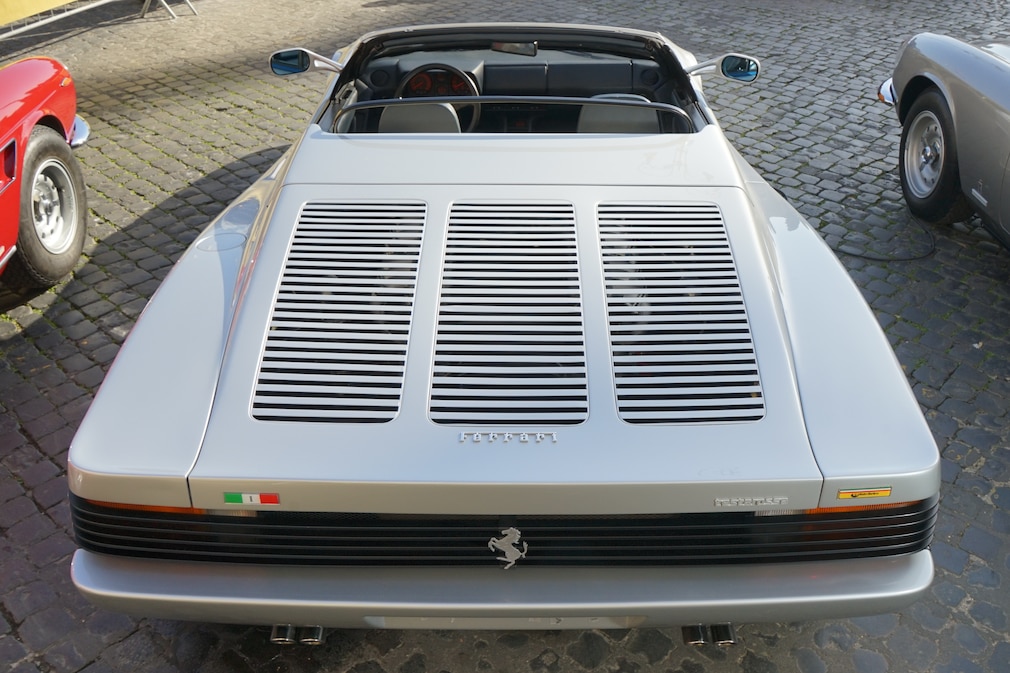 Ferrari Testarossa Spider stehend gerade von hinten oben
