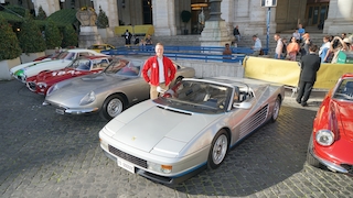 Ferrari Testarossa Spider stehend schräg von vorn mit AUTO BILD-Redakteur Frank B. Meyer