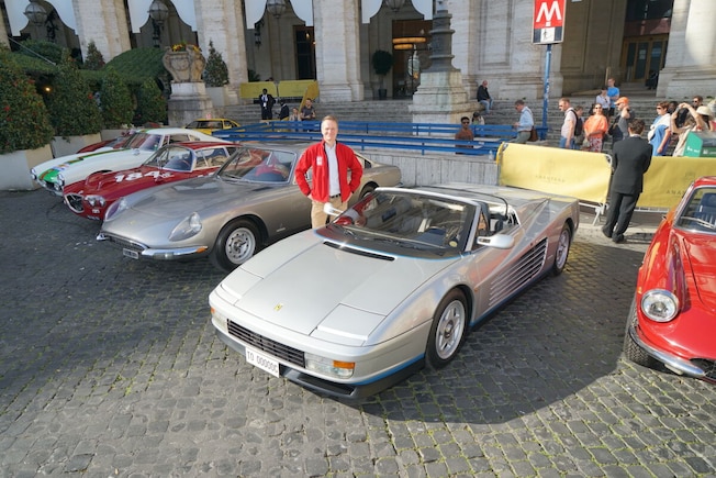 Ferrari Testarossa Spider stehend schräg von vorn mit AUTO BILD-Redakteur Frank B. Meyer
