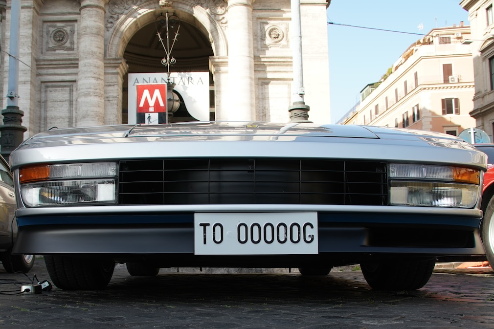 Front des Ferrari Testarossa Spider mit Nummernschild