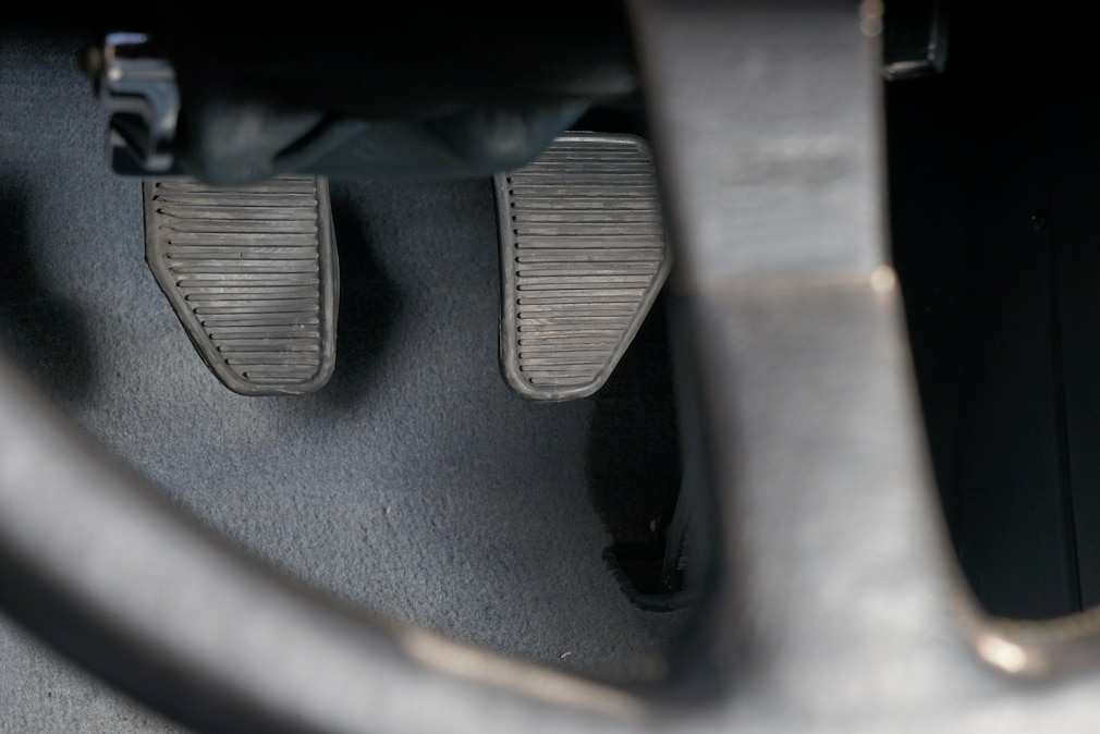 Fußstütze, Kupplungspedal und Bremspedal des Ferrari Testarossa Spider