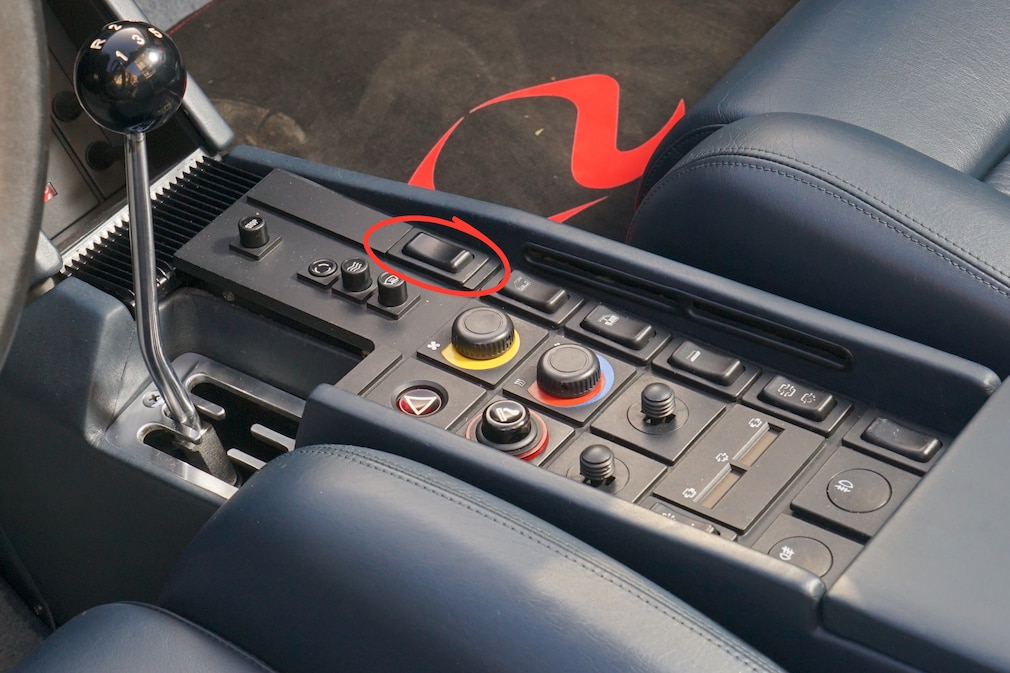 Nachrüst-Schalter im Cockpit des Ferrari Testarossa Spider