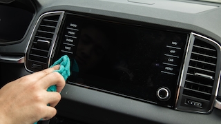 Fingerabdrücke im Cockpit? So wird das Display wieder sauber
