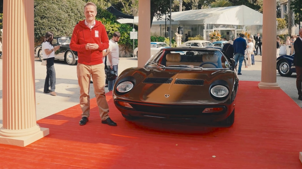 AUTO BILD-Reporter Frank B. Meyer am Lamborghini Miura SV
