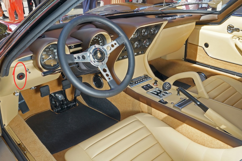 Cockpit des Lamborghini Miura SV, links von AUTO BILD eingekreist der Warnblinkschalter