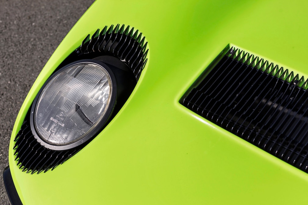 Front des Lamborghini Miura Italien-Modells von oben, schwarkantige Lüftungsgitter im Lufteinlass