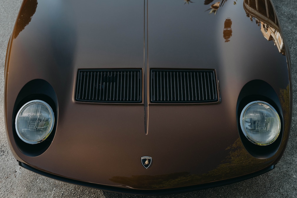 Front des Lamborghini Miura SV Deutschland-Modells von oben, dicke Lüftungsgitter im Lufteinlass