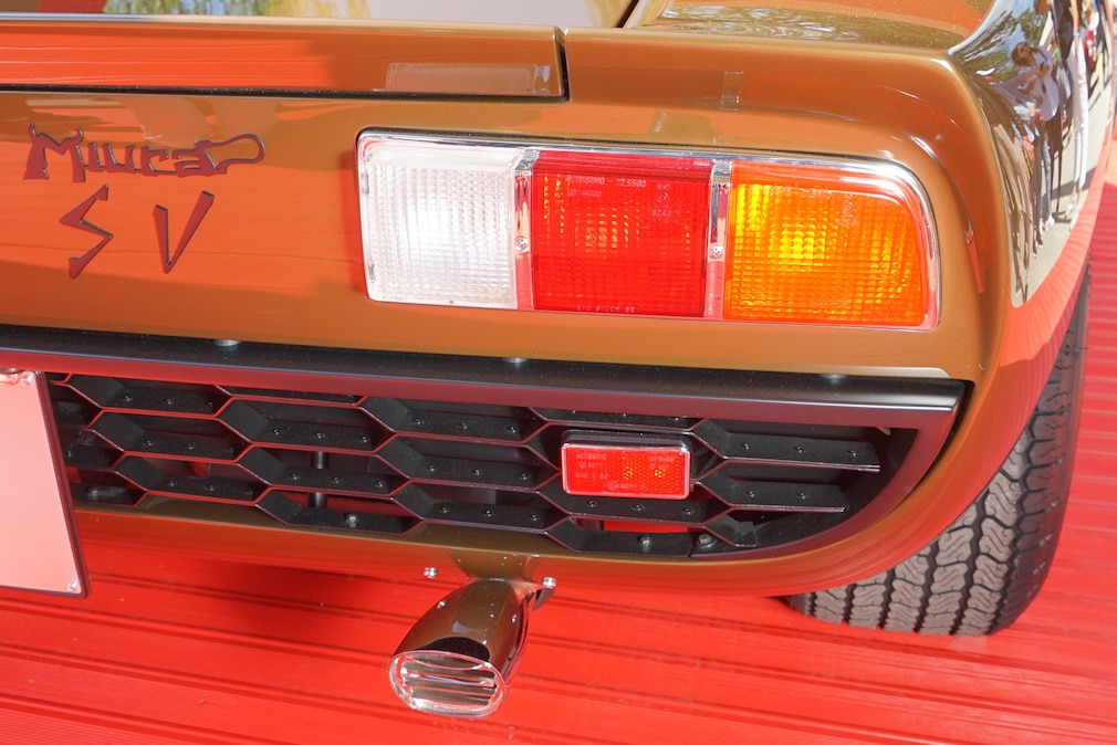 Heck und Auspuff-Endrohr des Lamborghini Miura SV