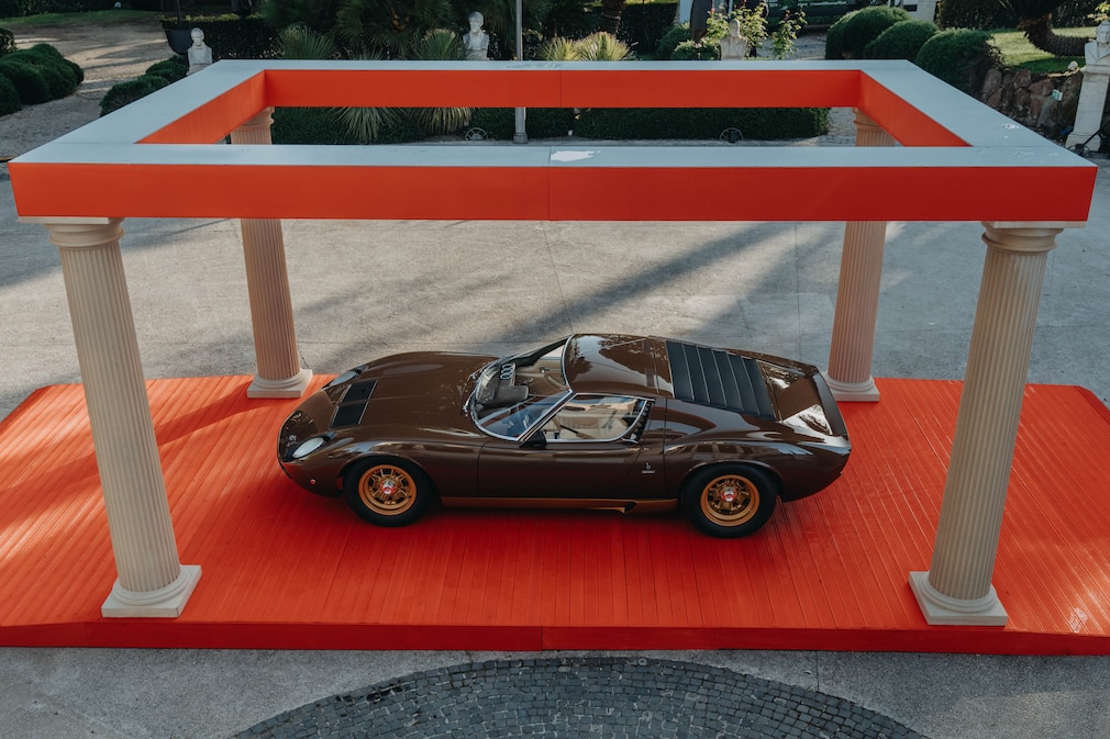 Lamborghini Miura SV auf einer Bühne für Autos