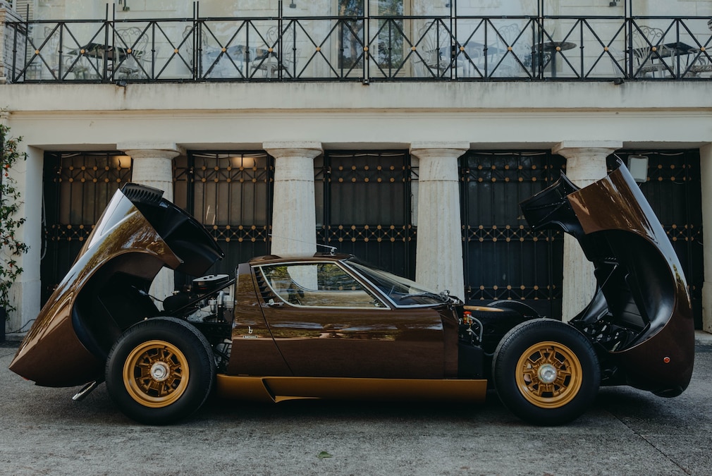 Lamborghini Miura SV stehend von der Seite mit offenen Hauben vorn und hinten